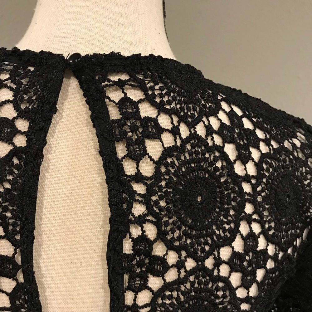 MAKE AN OFFER;) Black lace‎ crop top with short bell sleeves - Picture 6 of 10
